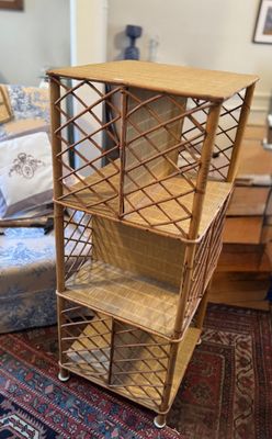 une étagère en osier sur laquelle est posé un panier