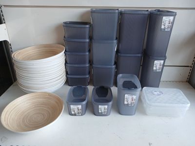 beaucoup de récipients et de bols en plastique sur le plan de travail