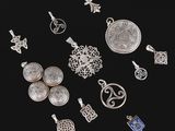 un ensemble de bijoux en argent sur fond noir