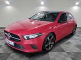 une Mercedes CLA rouge garée dans un garage