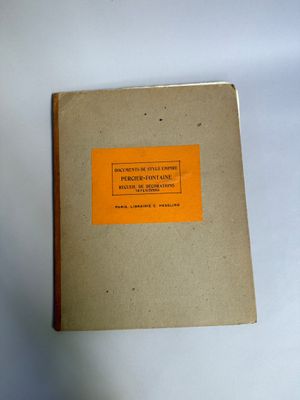 un livre portant une étiquette jaune, posé sur une table