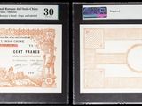 Trois types de certificats différents sont exposés dans une vitrine.