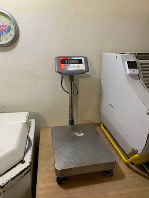 une photo d'une salle de bains avec un pèse-personne et une baignoire