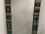 un miroir bleu et or orné de motifs géométriques