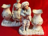 trois figurines posées sur un support rouge