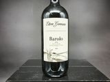 une bouteille de vin posée sur une boîte noire