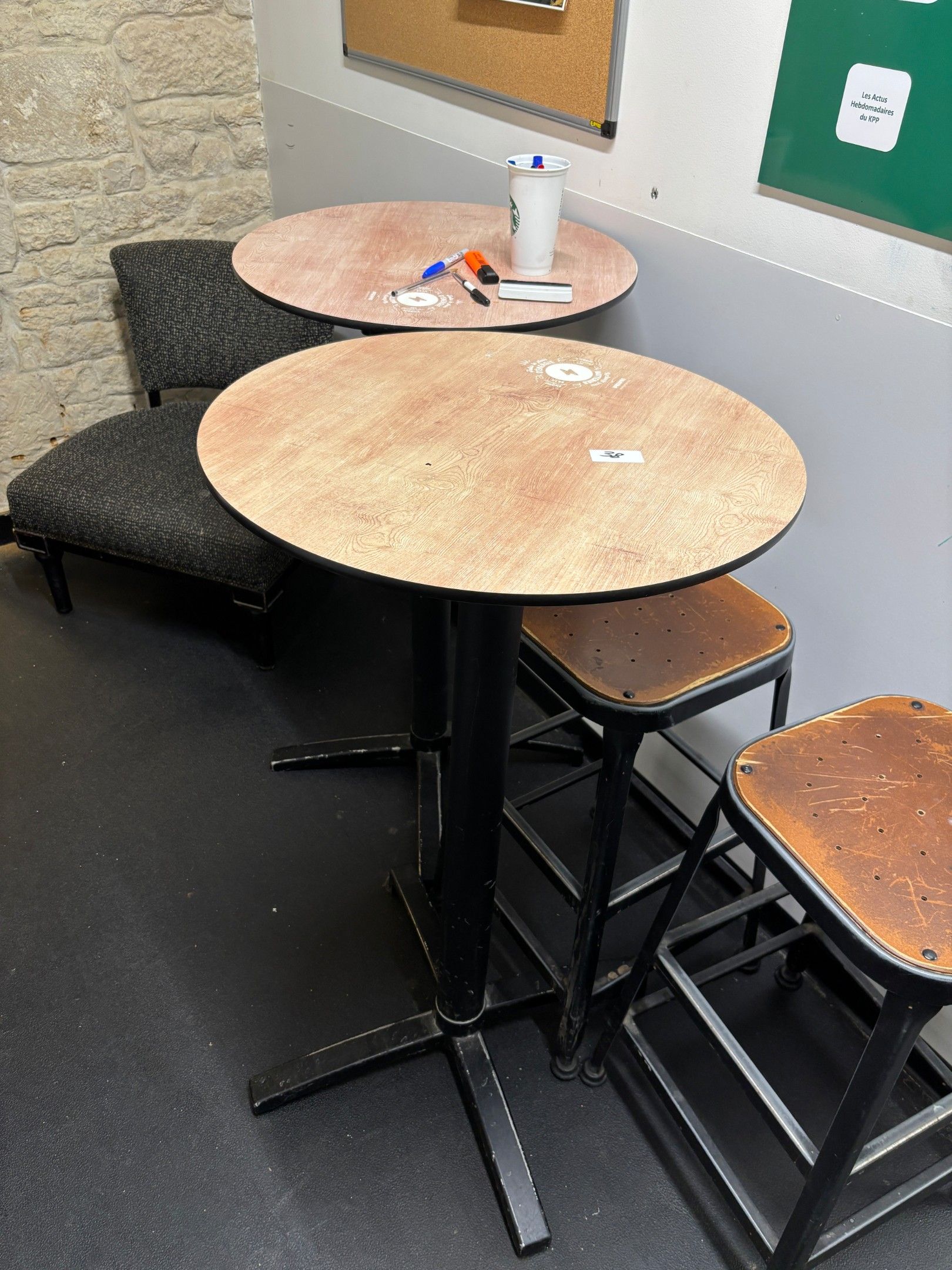 Deux guéridons haut + deux tabourets + bergère