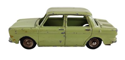 une petite voiture verte posée sur une surface blanche