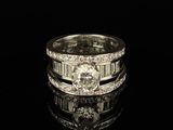 gros plan d'une bague en diamant sur une surface noire