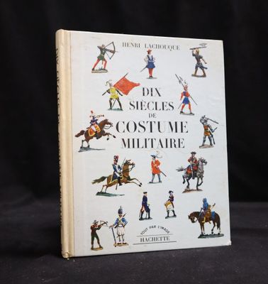 un vieux livre sur lequel figure la photo d'un groupe d'hommes à cheval