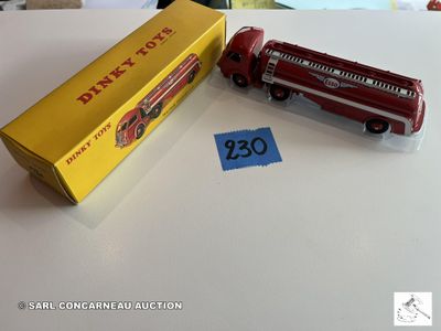 un camion de pompiers en jouet et une boîte posés sur une table