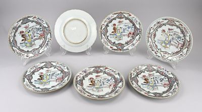 six assiettes et une assiette sur laquelle sont représentés un homme et une femme