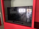 une télévision à écran plat accrochée au mur