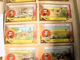 beaucoup de cartes qui se trouvent dans une boîte