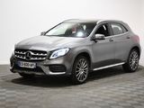 La Mercedes GLE est garée sur un sol à damier