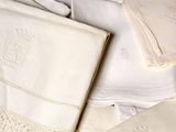 beaucoup de draps blancs posés sur un lit