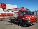 un camion rouge garé devant un bâtiment
