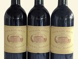 trois bouteilles de vin sont alignées sur une surface blanche