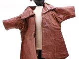une photo d'un mannequin vêtu d'un manteau marron et d'un chapeau
