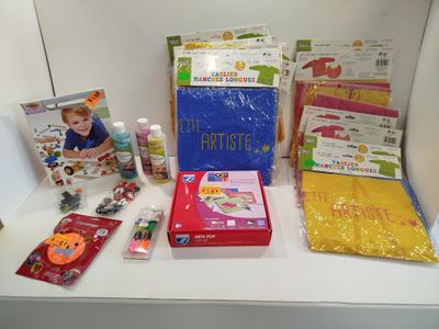 beaucoup de kits de loisirs créatifs sur la table