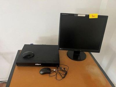 un bureau sur lequel se trouvent un écran, un clavier et une souris