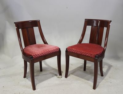 paire de chaises en acajou avec des coussins rembourrés rouges