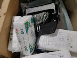 une boîte remplie de papier toilette et d'autres articles