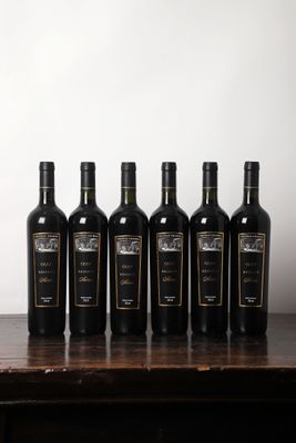 six bouteilles de vin sont alignées sur une table en bois