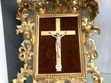 un cadre doré orné d'un crucifix