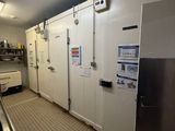 une photo d'une cuisine professionnelle équipée de nombreux appareils électroménagers