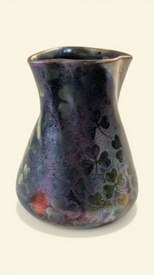 un vase posé sur une surface blanche