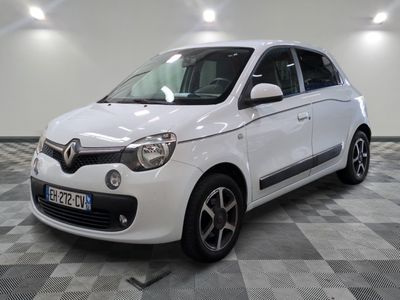 la photo d'une petite voiture blanche garée dans un garage