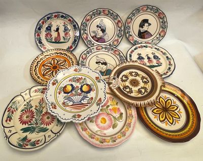 un grand nombre d'assiettes posées sur une table