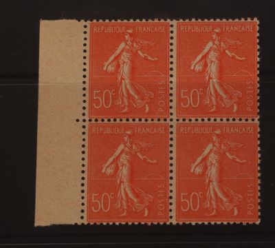 quatre timbres représentant une femme, sur un fond noir