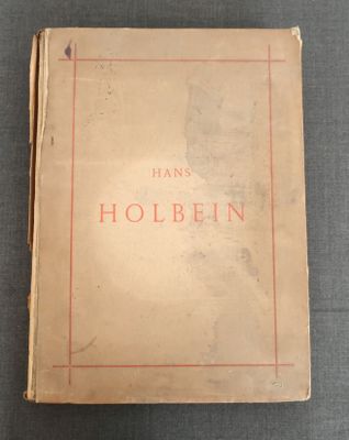 un vieux livre posé sur une table sur une table