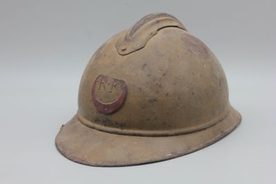 un vieux casque de pompier sur fond blanc