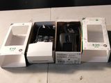 une boîte contenant des appareils électroniques posée sur une table