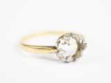 une image d'une bague en diamant sur fond blanc