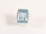 une image d'une bague sertie d'une topaze bleue