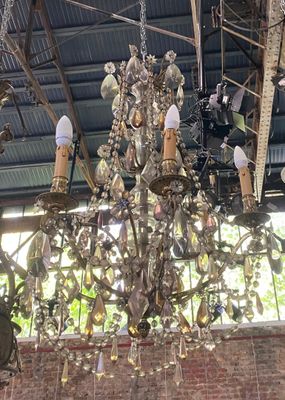 un lustre suspendu au plafond d'un immeuble