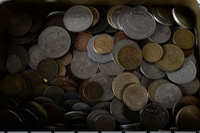 beaucoup de pièces de monnaie entassées dans un bac posé sur le clavier