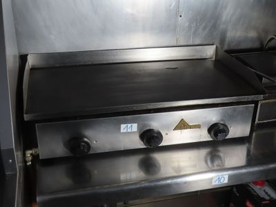 plan de travail en acier inoxydable avec deux brûleurs et une plaque de cuisson