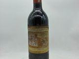 une bouteille de vin posée sur une table