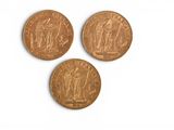 trois pennies britanniques sur fond blanc