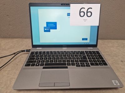 un ordinateur portable posé sur une table, avec une horloge à l'écran