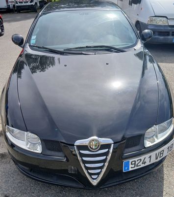 une voiture noire garée dans un parking