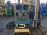 une machine qui se trouve à l'intérieur d'un bâtiment