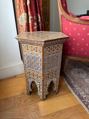 Guéridon octogonal de style oriental en bois marqueté à déco…