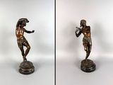 deux photos d'une statue en bronze représentant un homme