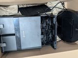 une boîte contenant un ordinateur portable et d'autres appareils électroniques